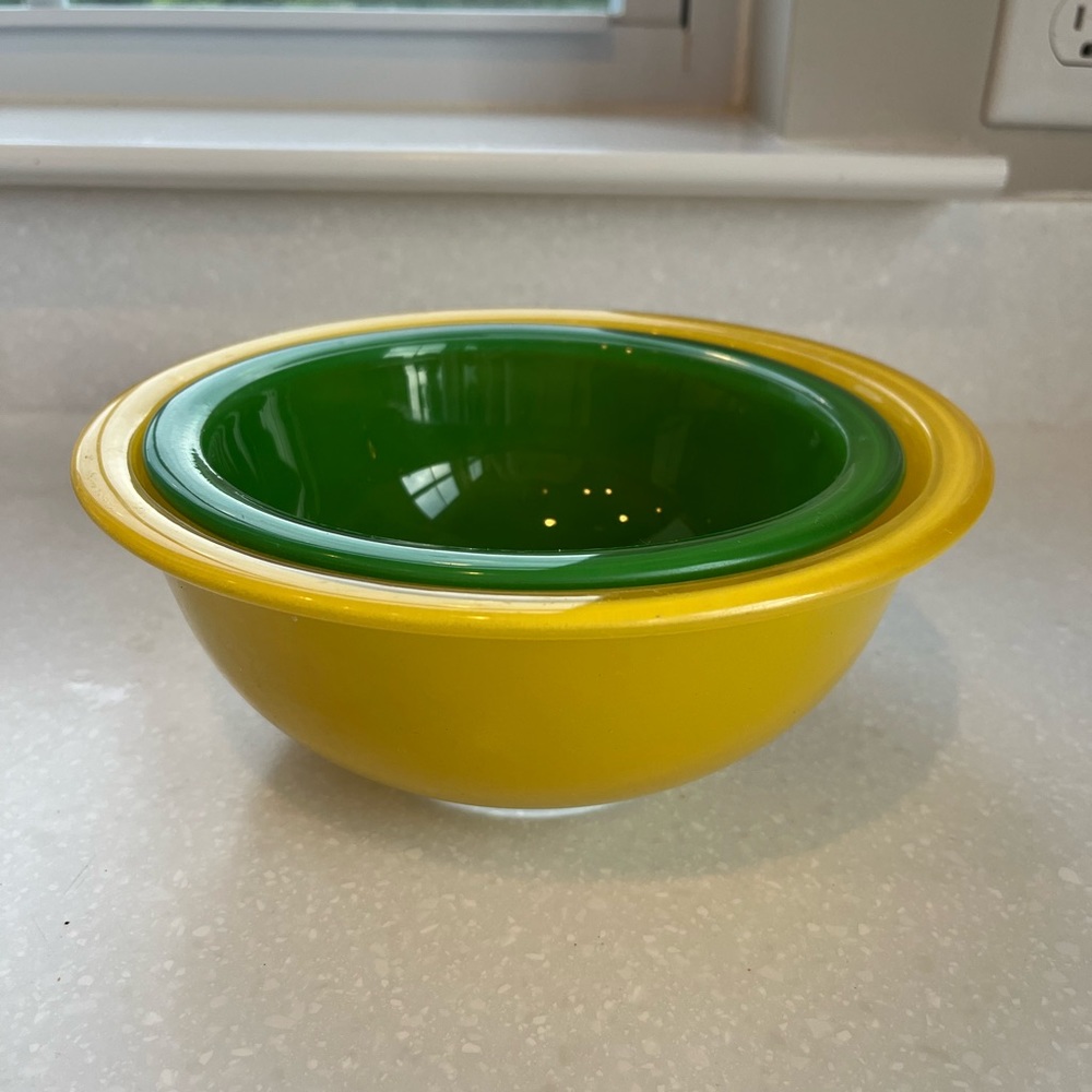 Vintage Pyrex primary colors nesting mixing bowls with clear bottoms 322 323